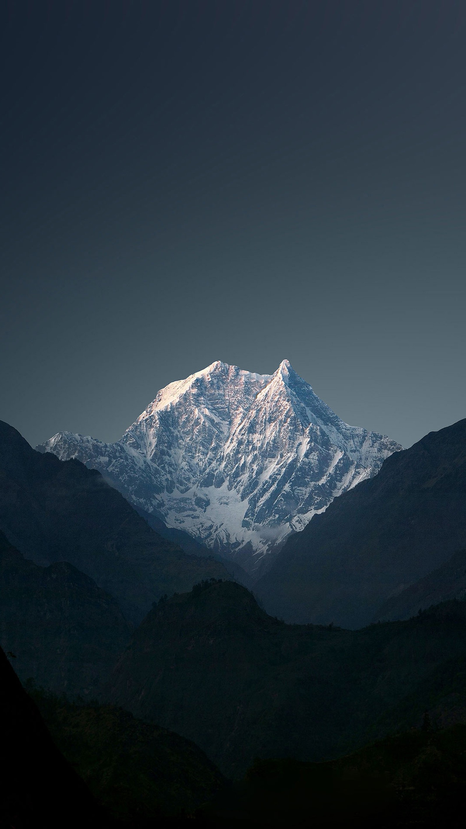 Montagne pittoresque avec un sommet enneigé au loin (meizu, meizu u20, pommes, ios 11, ios)