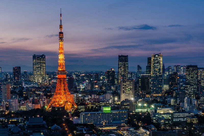 Вид на город с высоким зданием в центре (токийская башня, tokyo tower, мировой торговый центр, городской пейзаж, город)