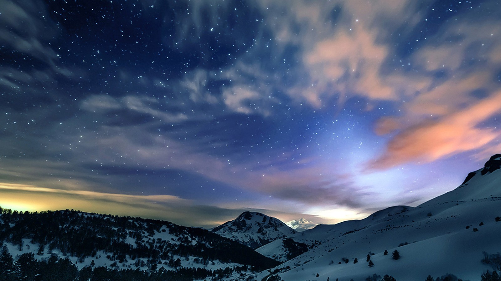 Vista de una montaña con un cielo lleno de estrellas (ios, naturaleza, nube, atmósfera, cordillera)