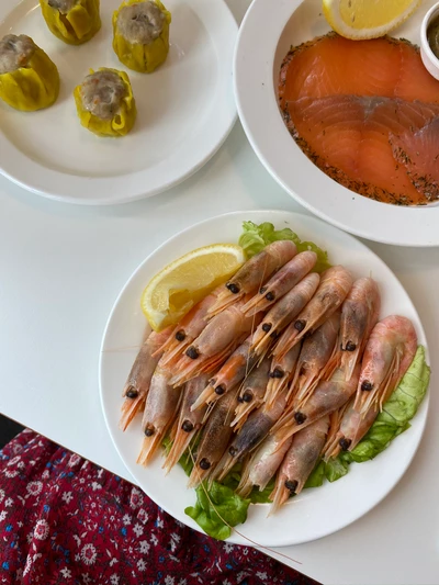 Plateau de fruits de mer frais avec des crevettes et des dim sum