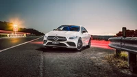 Mercedes-Benz AMG élégant garé sur une route pittoresque au crépuscule.