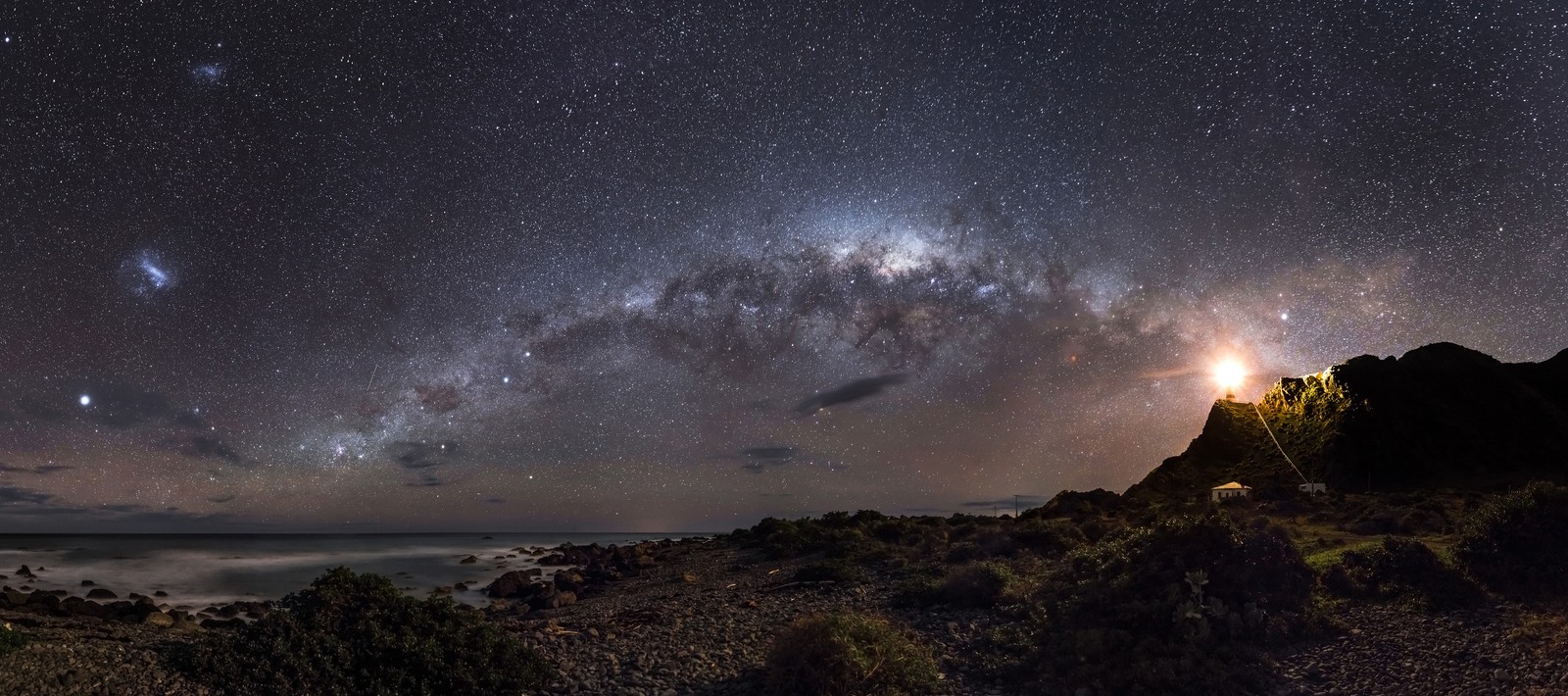 Uma vista da via láctea sobre o oceano (estrela, via láctea, galáxia, noite, objeto astronômico)