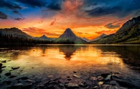 Amanhecer sereno sobre o Lago Santa Maria, refletindo cores vibrantes e majestosas paisagens montanhosas no Parque Nacional das Montanhas Rochosas.