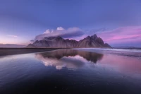 Impresionante reflejo de la montaña Vestrahorn al atardecer en Islandia