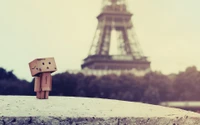 Danboard-Roboter, der unter einem bewölkten Himmel auf den Eiffelturm schaut