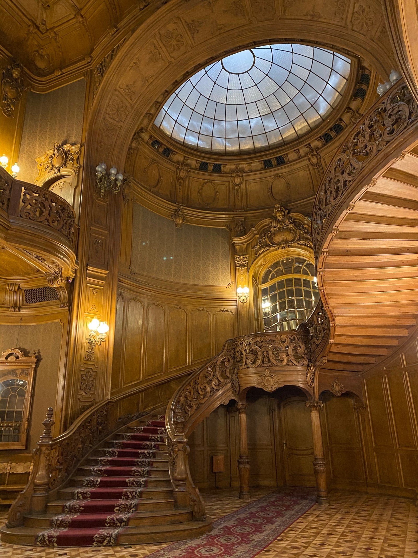 Una escalera en un gran edificio con una cúpula sobre él (hito, diseño de interiores, techo, vidrio, lámpara)