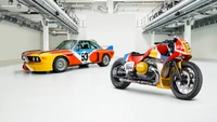 BMW Kunstauto und Kunstfahrrad: Eine Lebendige Hommage an Design und Leistung