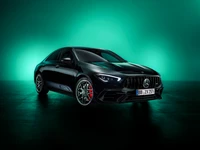 2022 Mercedes AMG CLA 45 S 4MATIC Edição 55 em preto elegante contra um fundo verde chamativo.