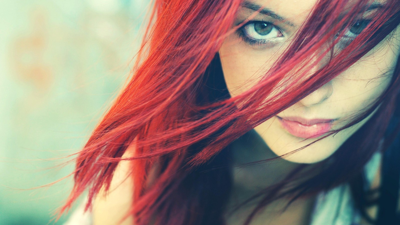 Une femme aux cheveux rouges et aux yeux bleus regardant l'appareil photo. (cheveux roux, cheveux, visage, lèvre, sourcil)