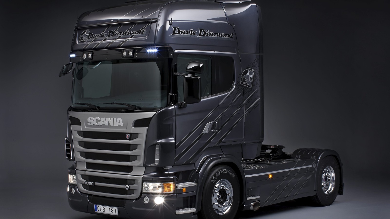 Крупный план полуприцепа с черным фоном (scania ab, машина, грузовик, двигатель v8, v8 engine)