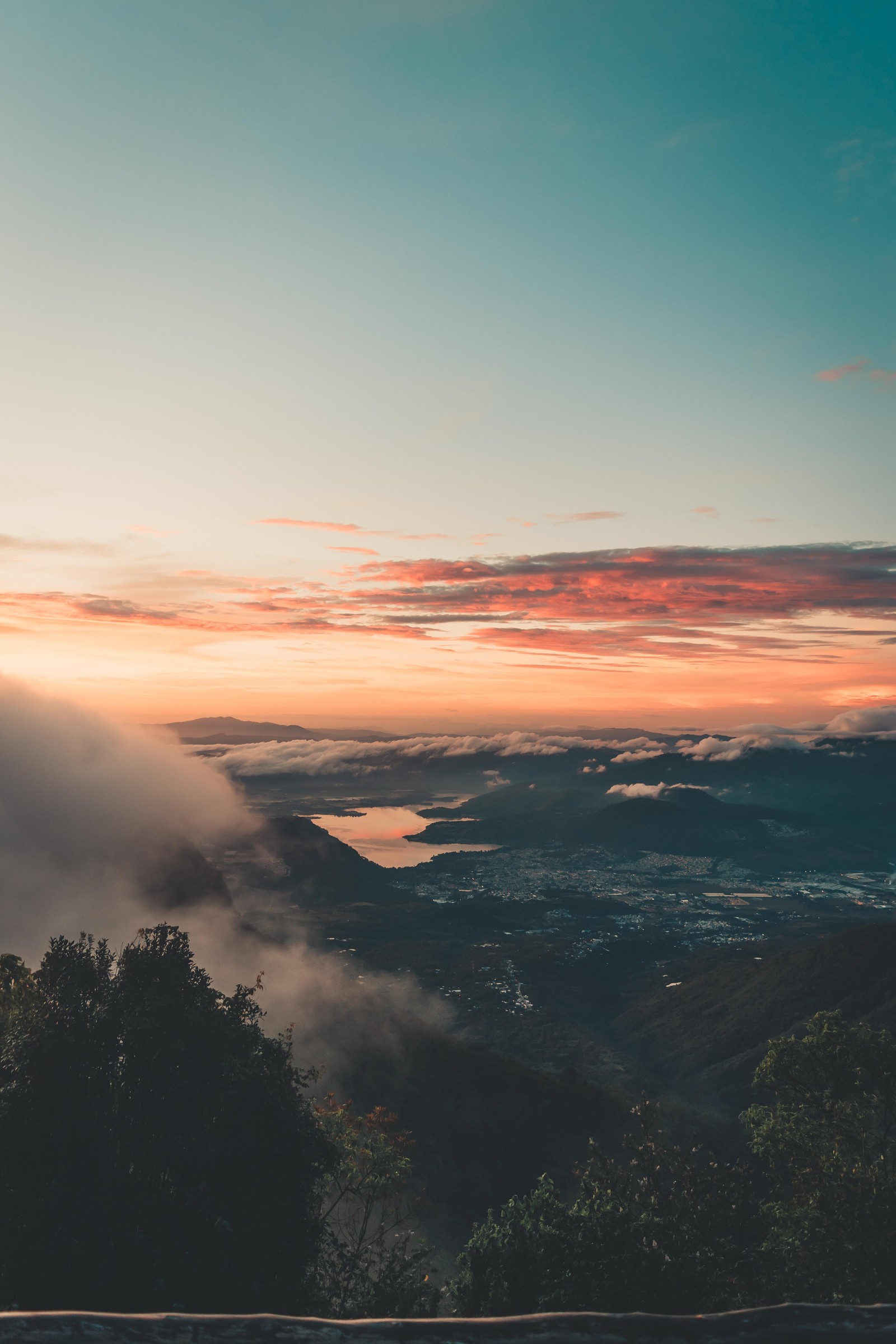 Eine ansicht eines berges mit sonnenuntergang und wolken (sonnenuntergang, himmel, wolke, atmosphäre, morgen)