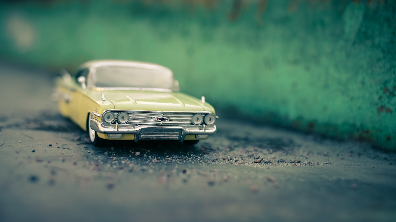 Une voiture jouet posée sur le sol (voiture, voiture classique, voiture vintage, ford mustang, voiture nissan z)