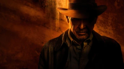 Harrison Ford como Indiana Jones em um retrato dramático e sombrio de "Indiana Jones e o Dial do Destino" (2023).