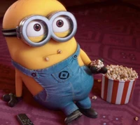 Minion, der Popcorn mit einer Banane genießt