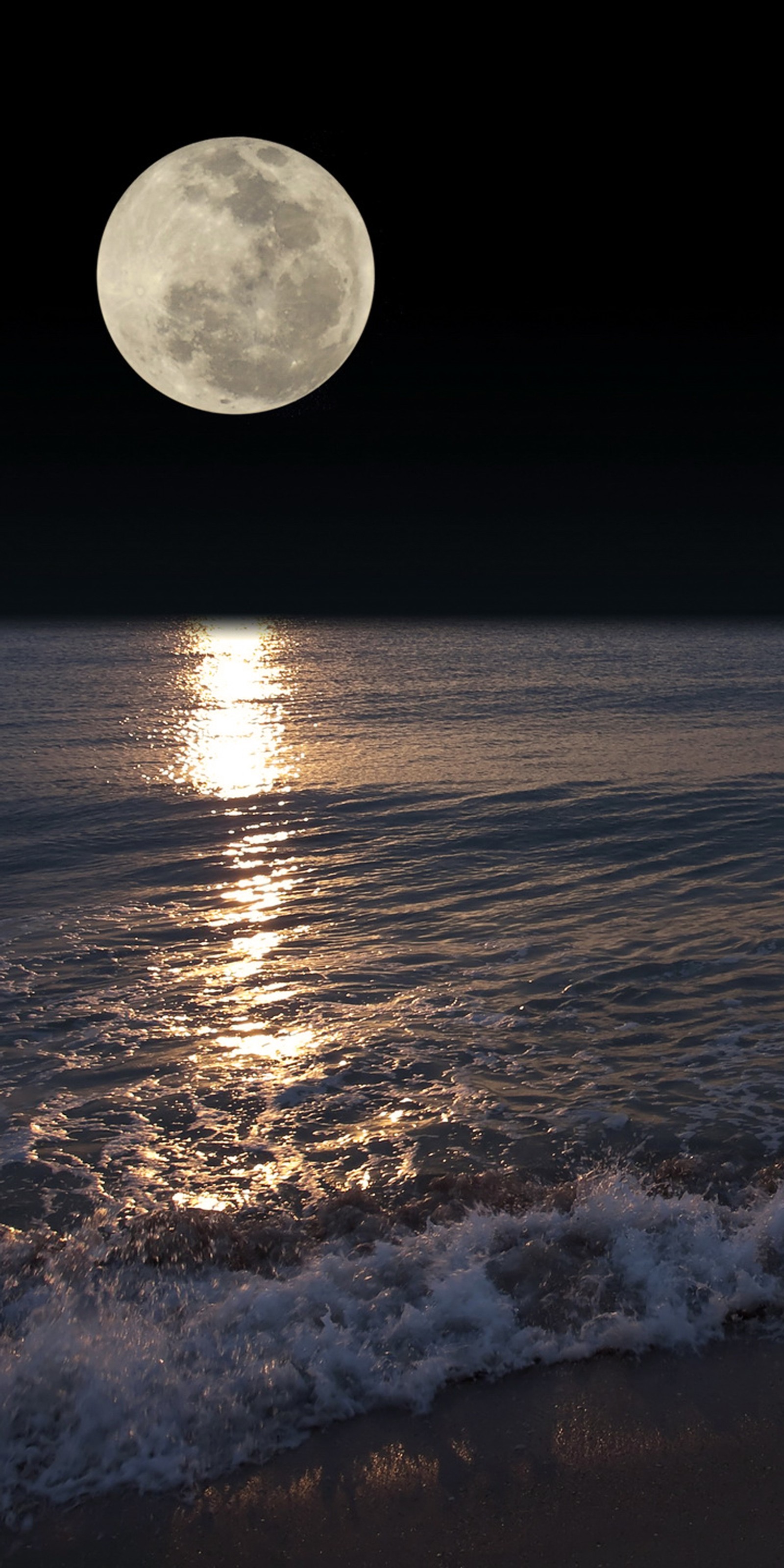 Vista aérea de una luna llena sobre el océano con olas (oscuro, luna, noche, mar, agua)