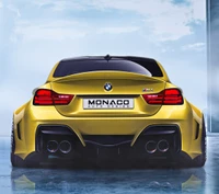 Стильный BMW M4 в ярком желтом цвете, демонстрирующий динамичный вид сзади с спортивным дизайном.