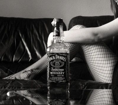 Chica con whisky Jack Daniel's en un sofá