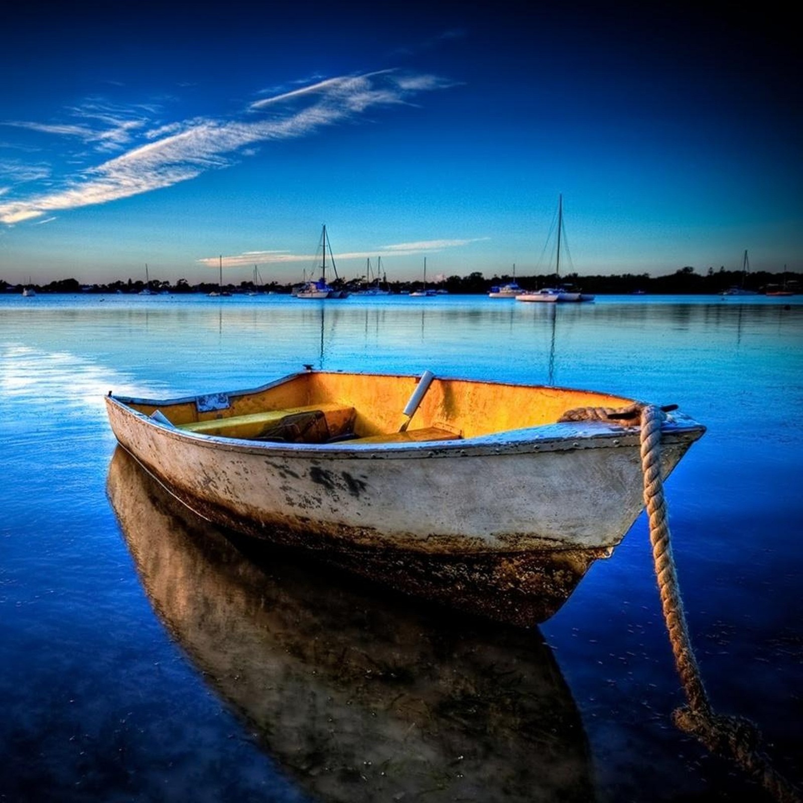 Há um pequeno barco que está na água (barco, antigo)