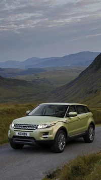 Range Rover Evoque на живописной горной дороге