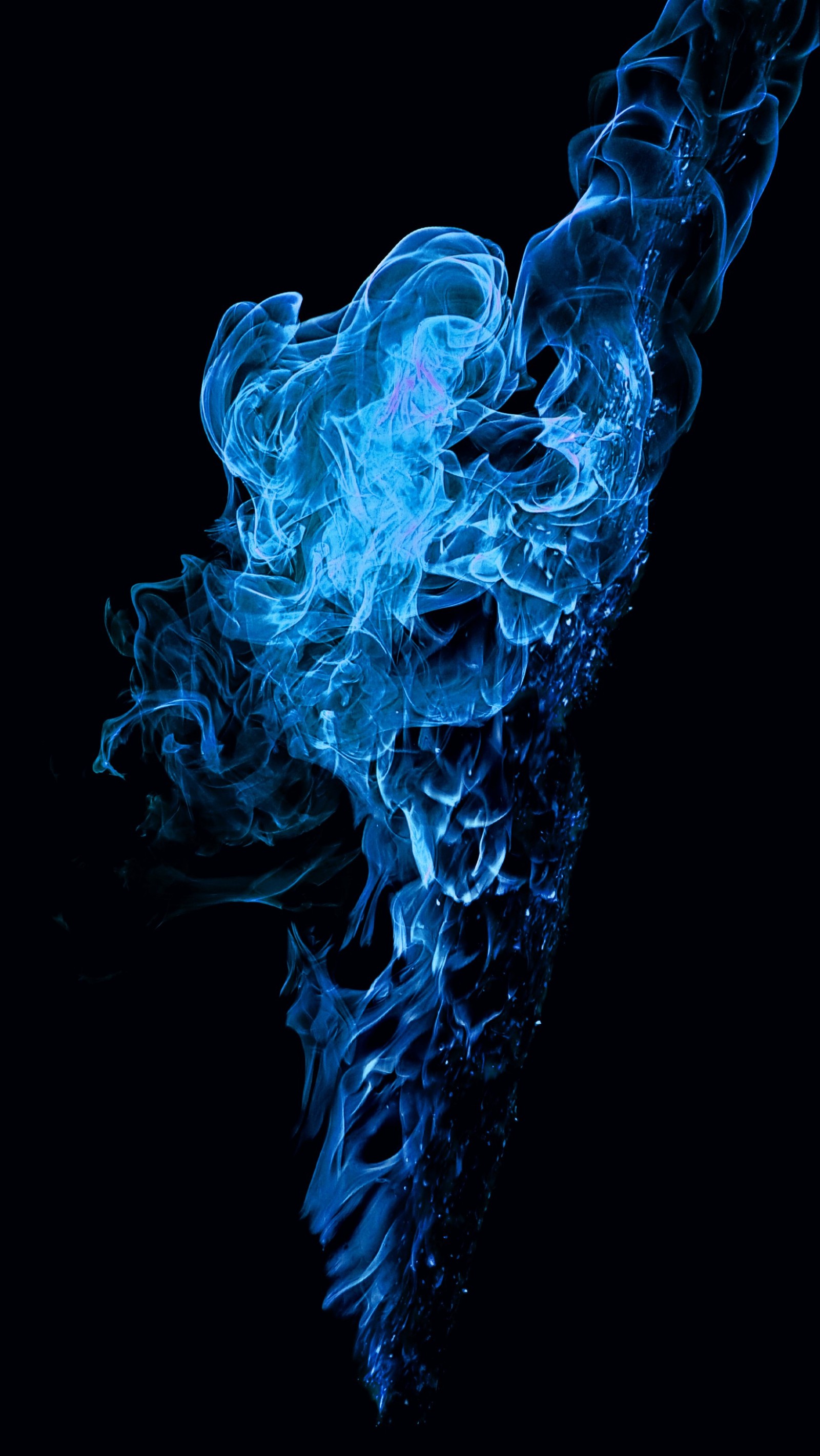 De la fumée bleue dans l'air sur un fond noir (flamme, éléments, feu, bleu, sombre)