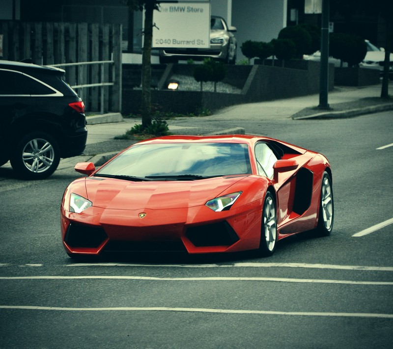 Близкий план красного спортивного автомобиля, едущего по улице (lambo, lamborghini, лп 700 4, lp 700 4, суперкар)