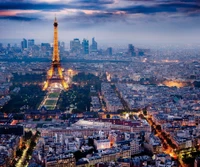 Horizonte de Paris ao crepúsculo com a Torre Eiffel iluminada