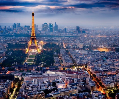 Skyline de Paris au crépuscule avec la Tour Eiffel illuminée