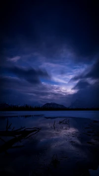 Reflexões do crepúsculo sob um céu azul