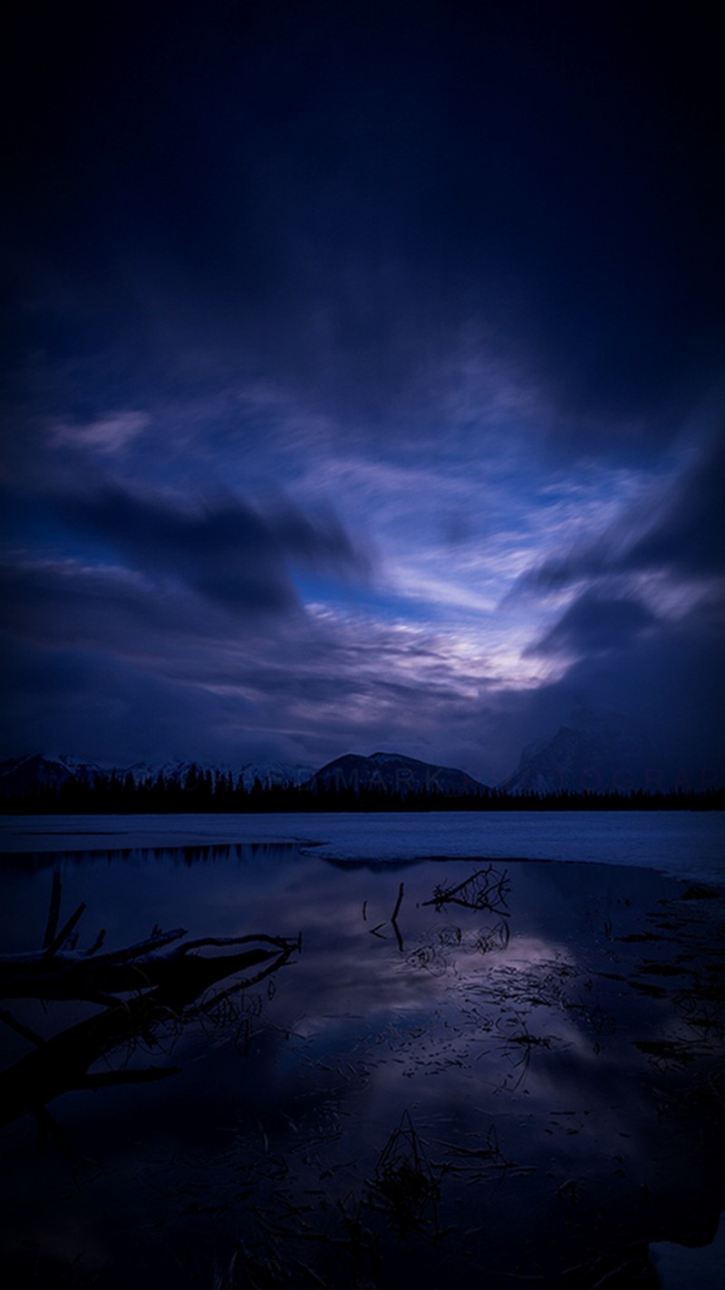 Vue arabe d'un lac avec quelques arbres dans l'eau (bleu, ciel)