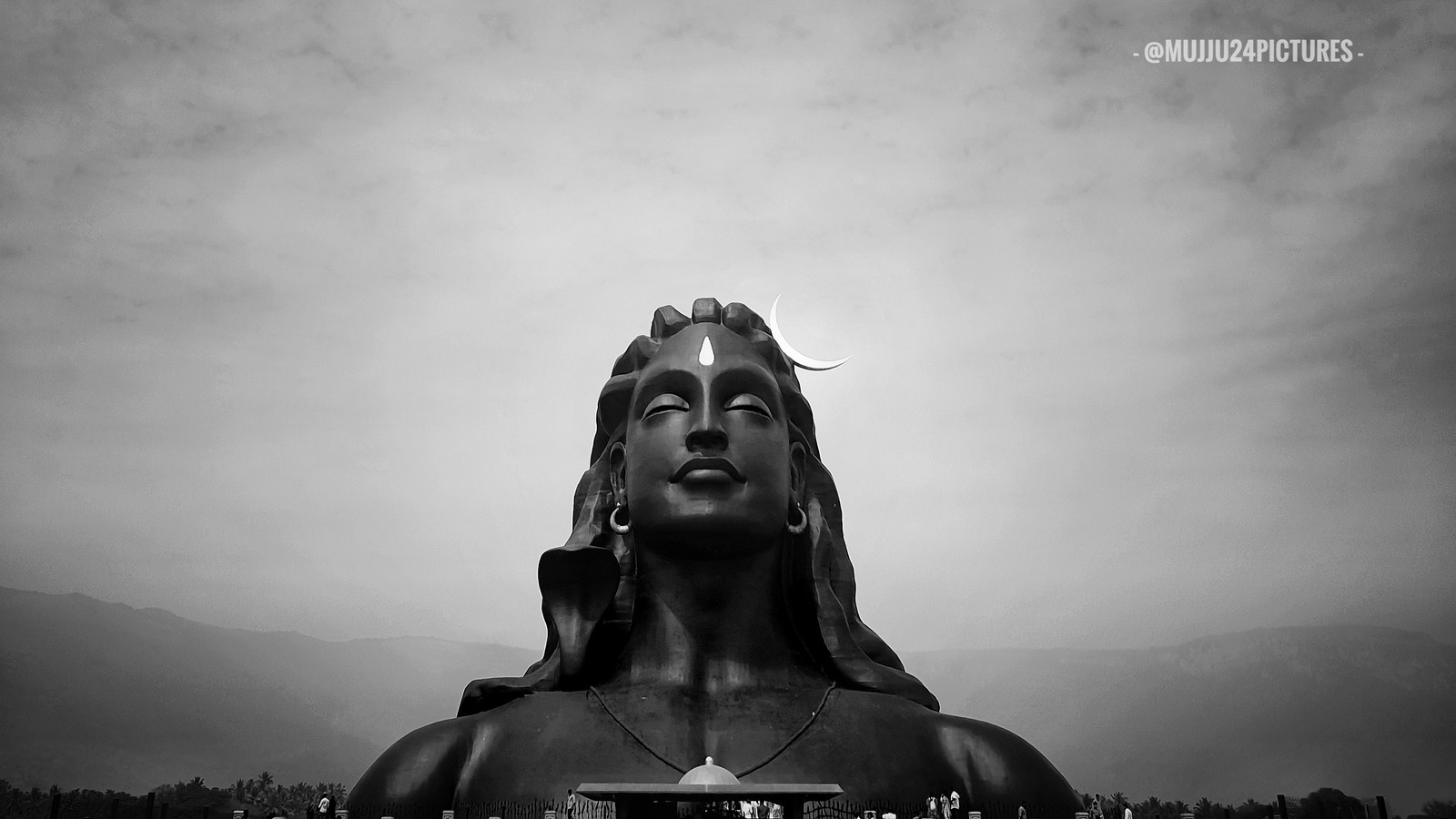 Une statue arafed d'une femme avec un oiseau sur son épaule (shivam, dieu, fond décran hd, papier peint, papier peint de dieu)