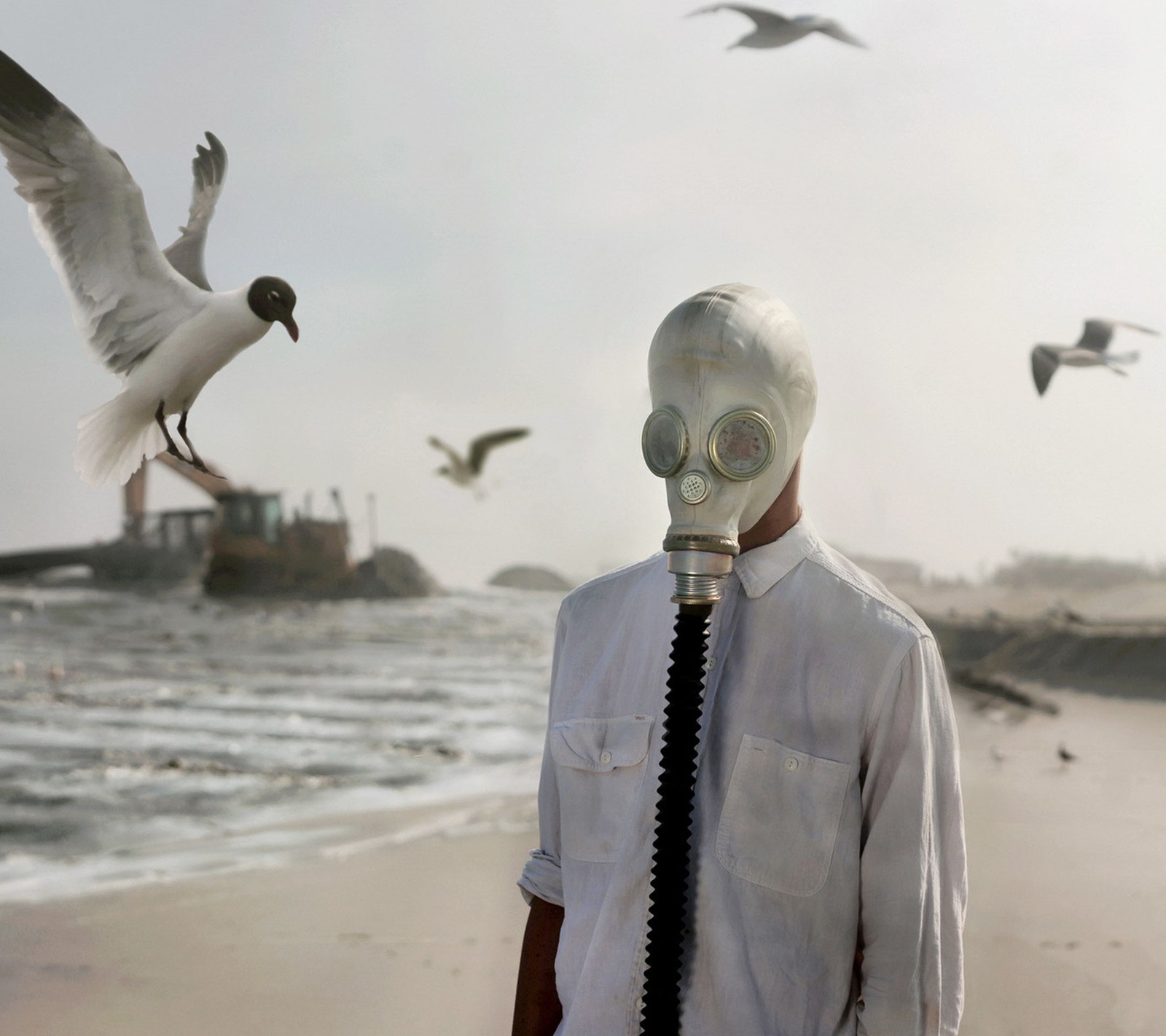 Une image floue d'un homme portant un masque à gaz sur la plage (air, art, plage, gaz, masque à gaz)