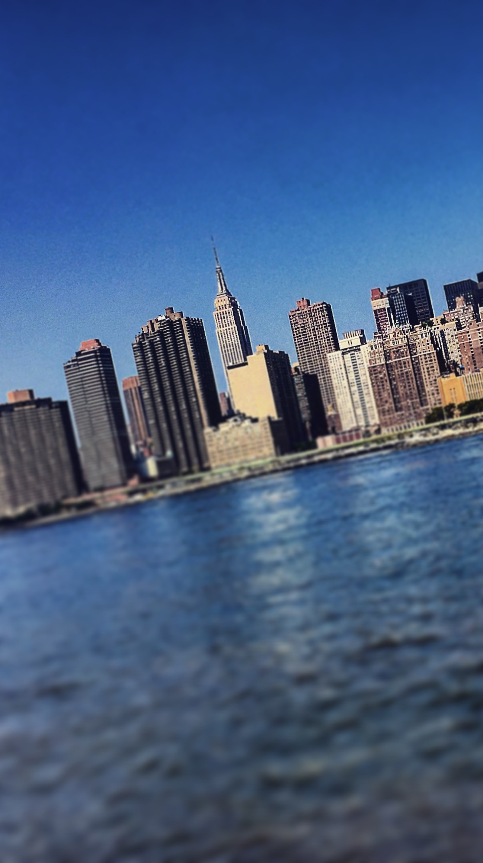 Una vista artificial de un horizonte urbano desde el agua (empire state building, nueva york, new york, nyc)