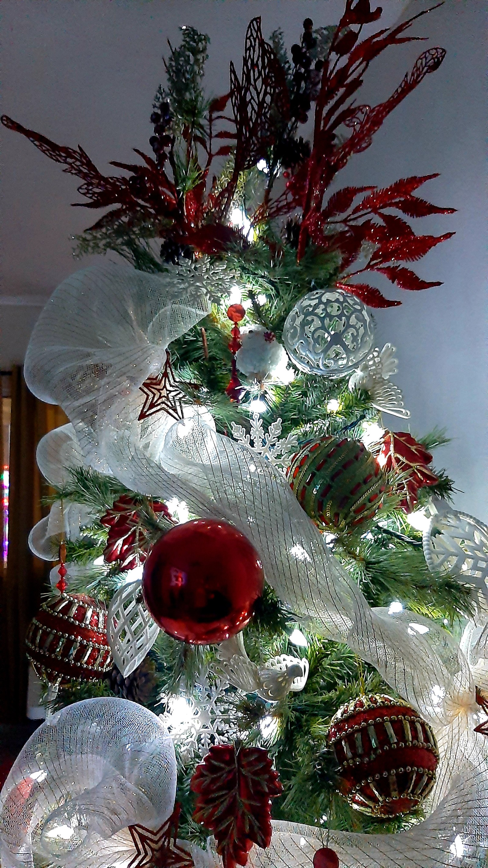 Há uma árvore de natal com decoração branca e vermelha (natal, pinheiro, pino)