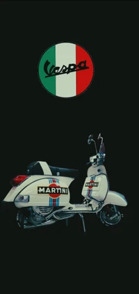 Vespa clásica con marca Martini contra un fondo audaz