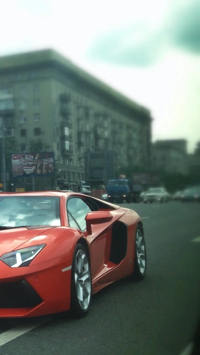 Roter Lamborghini auf einer belebten Stadtstraße.