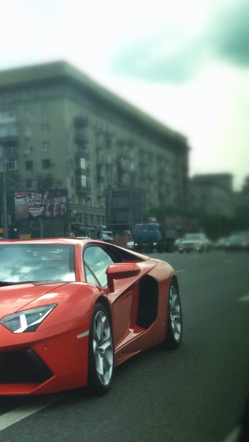 Красный спортивный автомобиль едет по улицам города (город, lamborghini, улица)