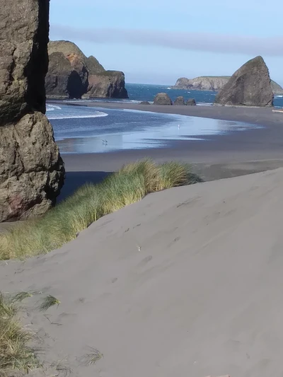 Gelassene Küstenansicht mit Sanddünen und zerklüfteten Klippen