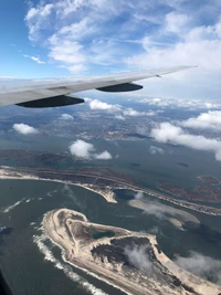 Vue d'ensemble des voies navigables côtières depuis un avion