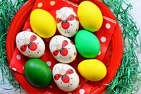 Oeufs de Pâques colorés sur une assiette festive