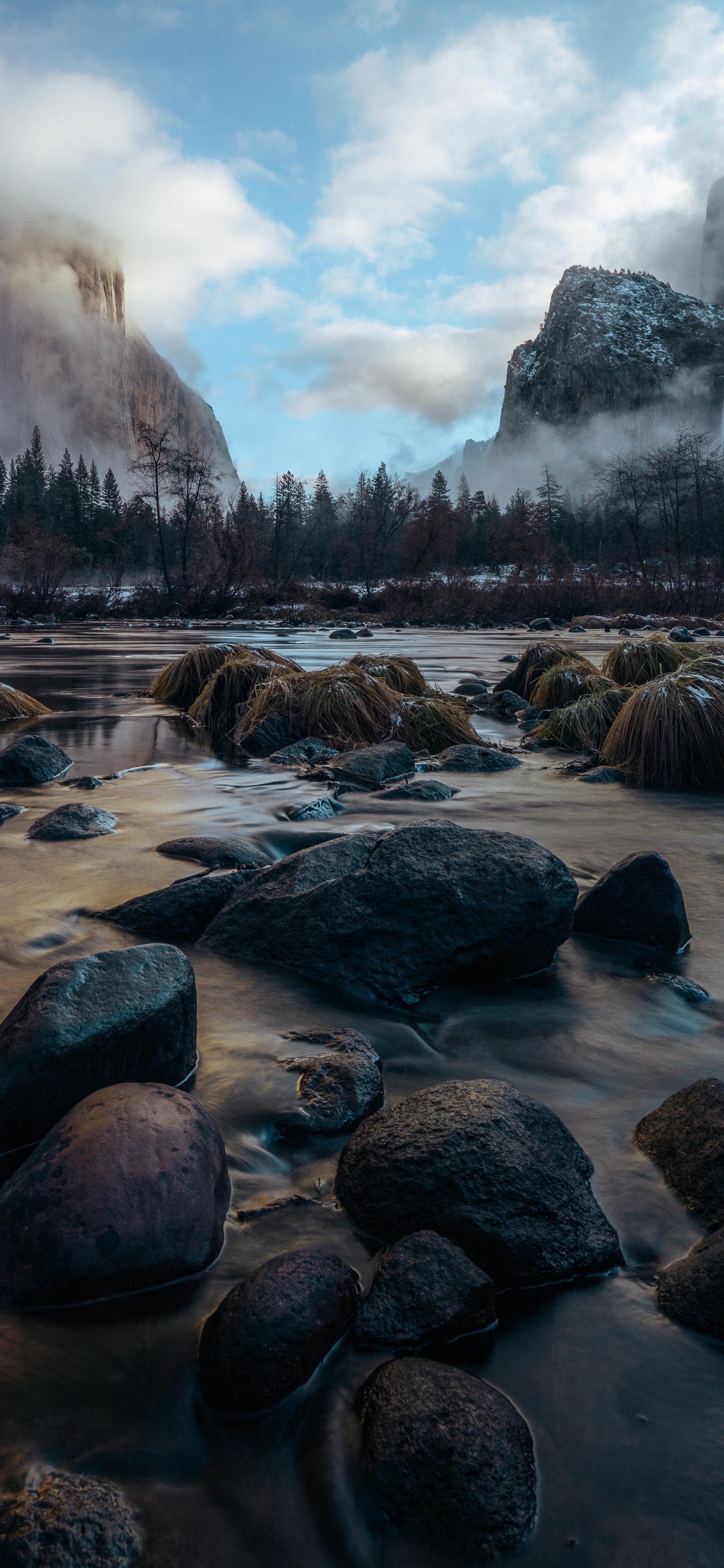 Ein fluss mit steinen und wasser darin (yosemite nationalpark, wasser, wolke, wasserressourcen, berg)