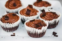 Cupcakes de chocolate decadentes cubiertos con rica crema de mantequilla y virutas de chocolate negro.