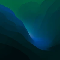 Capas de degradado en modo oscuro en verde - fondo de pantalla 5K para macOS Monterey