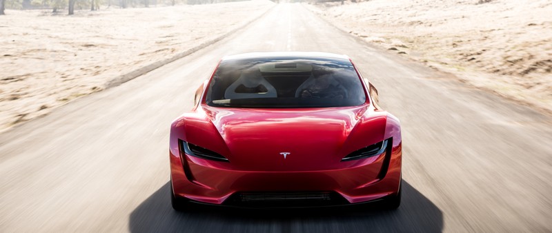 Красный спортивный автомобиль tesla едет по дороге в пустыне (тесла родстер, tesla roadster, спортивный автомобиль, машина, tesla model s)