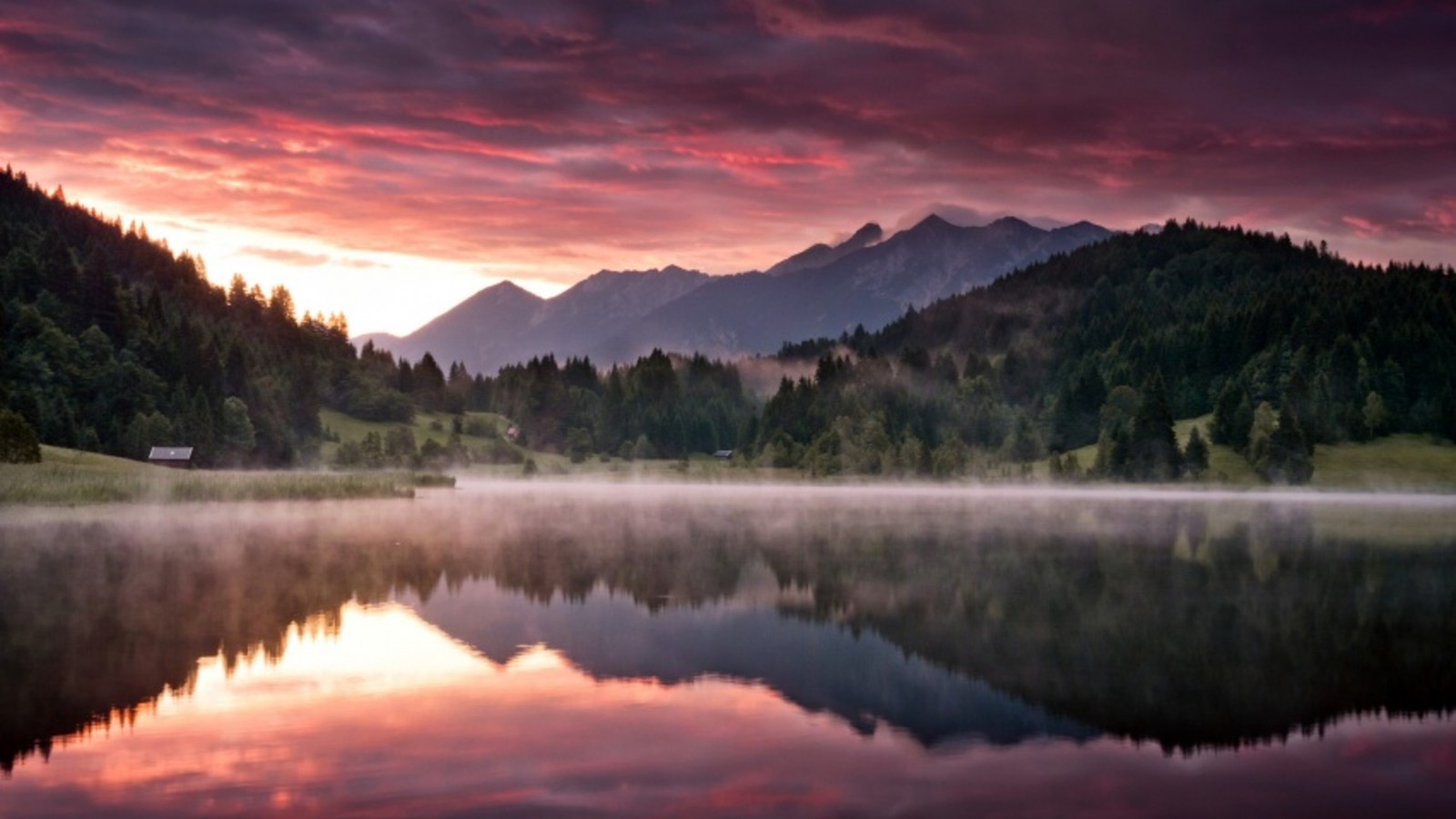 Vue d'un lac avec une montagne en arrière-plan (nature, coucher de soleil, réflexion, lac, eau)