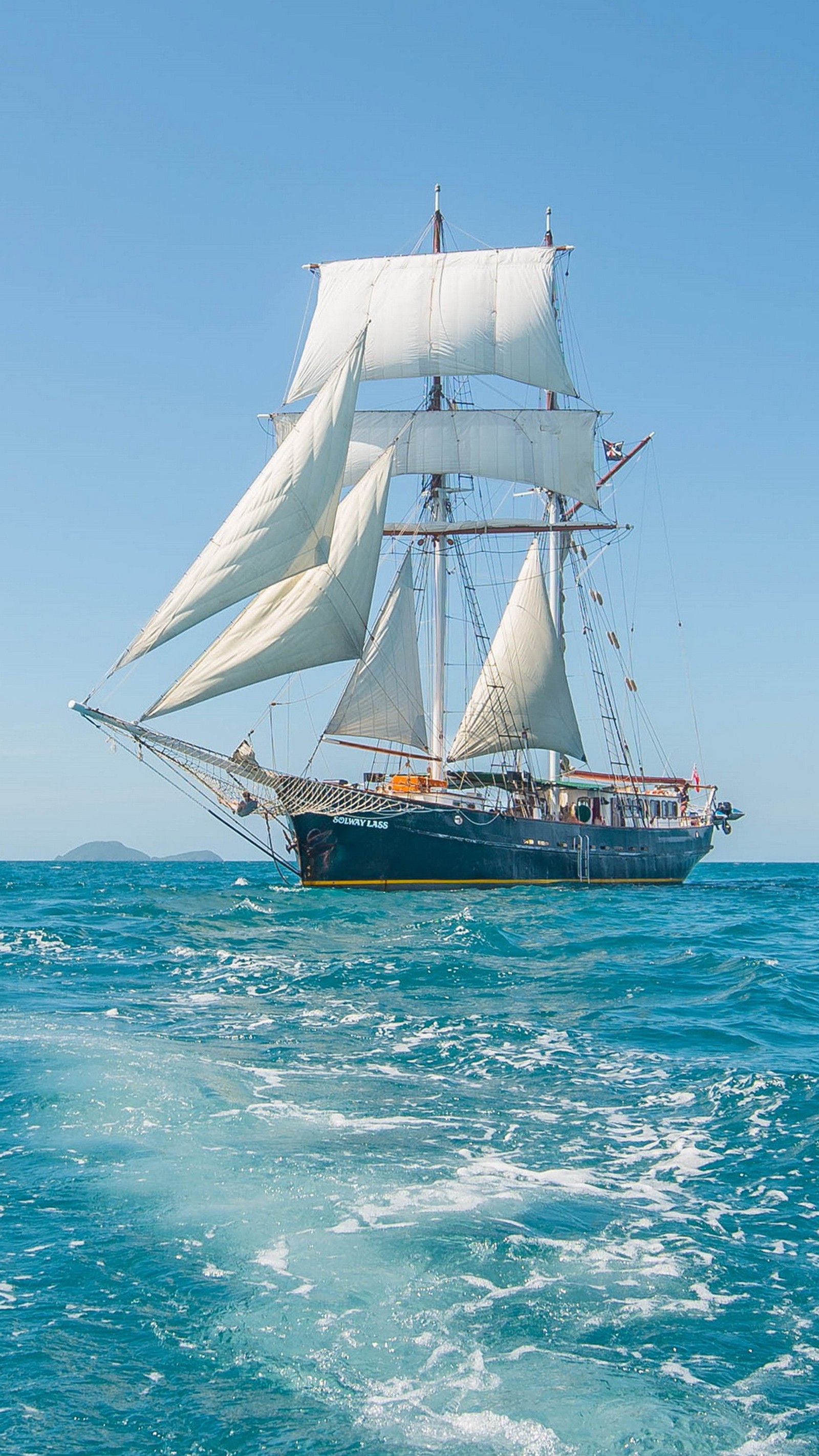 Un grand voilier naviguant dans l'océan ouvert (bateau, voile, brigantin, schooner, voilier)