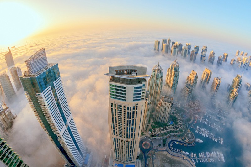 С верхней точки вид на город с крыши небоскреба. (burj khalifa, небоскреб, городской пейзаж, город, городская территория)