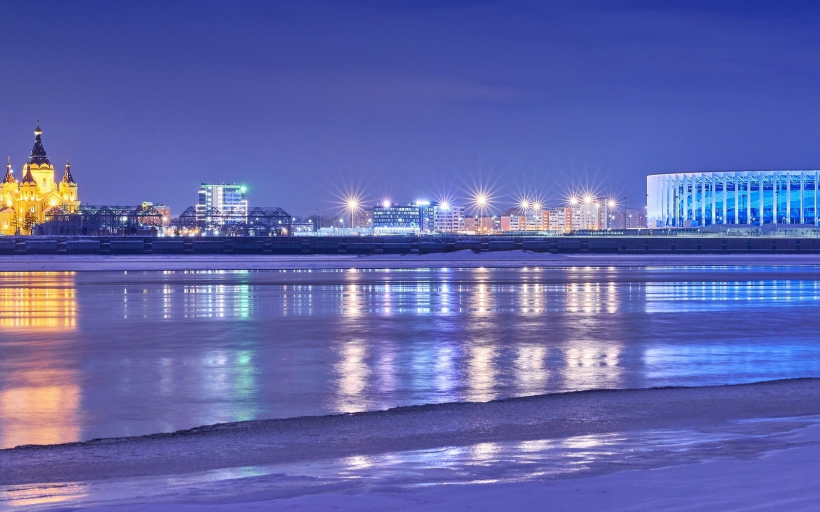 Una vista árabe de una ciudad con un gran edificio y una playa (reflexión, río volga, agua, recursos hídricos, azul)