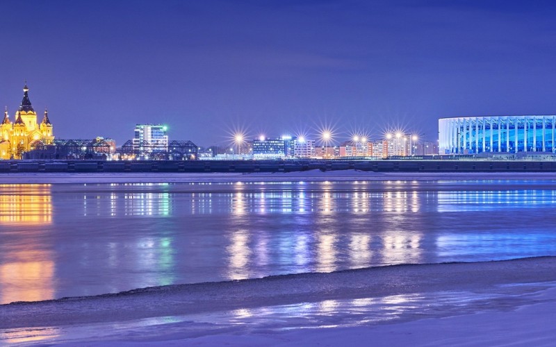 Арабский вид города с большим зданием и пляжем (отражение, река волга, вода, водные ресурсы, синий)