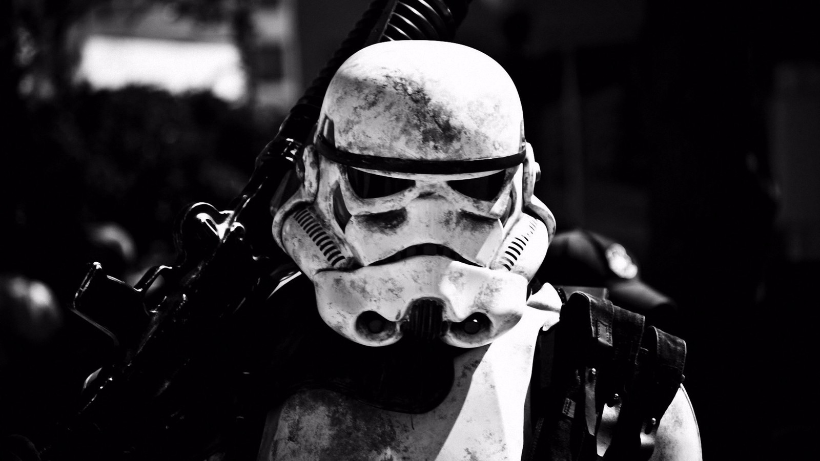 Un gros plan d'une personne en costume de stormtrooper avec une arme (noir et blanc, film, monochrome, coiffure, noir)