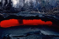 Schmelzende Lava fließt durch eine gefrorene Landschaft